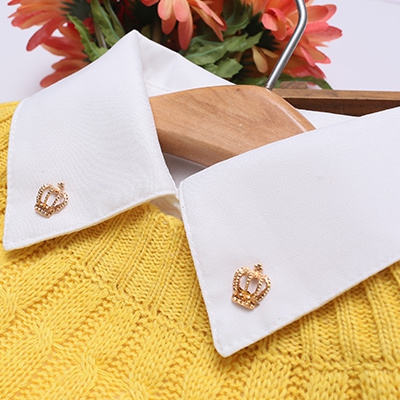 Κυρίες λευκό πουκάμισο με διαφορετικές brozhki