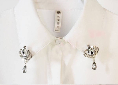 Κυρίες λευκό πουκάμισο με διαφορετικές brozhki