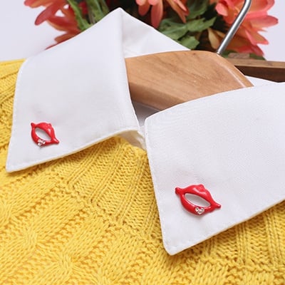 Κυρίες λευκό πουκάμισο με διαφορετικές brozhki