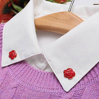 Κυρίες λευκό πουκάμισο με διαφορετικές brozhki