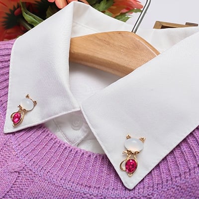 Κυρίες λευκό πουκάμισο με διαφορετικές brozhki