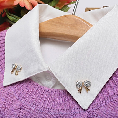 Κυρίες λευκό πουκάμισο με διαφορετικές brozhki