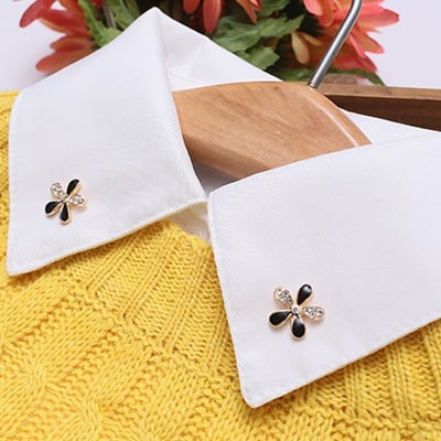 Κυρίες λευκό πουκάμισο με διαφορετικές brozhki