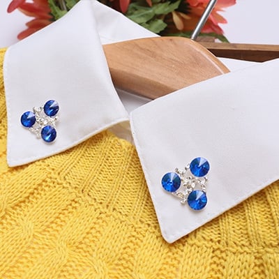 Κυρίες λευκό πουκάμισο με διαφορετικές brozhki