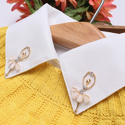 Κυρίες λευκό πουκάμισο με διαφορετικές brozhki