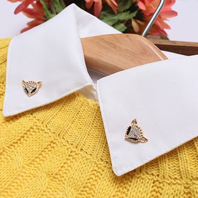 Κυρίες λευκό πουκάμισο με διαφορετικές brozhki