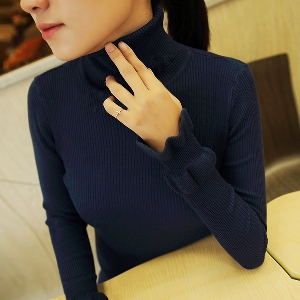 Γυναικείо πουλόβερ σε 5 διαφορετικά χρώματα.