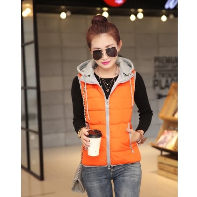 Дамски елек в различни цветове със сваляща се качулка 