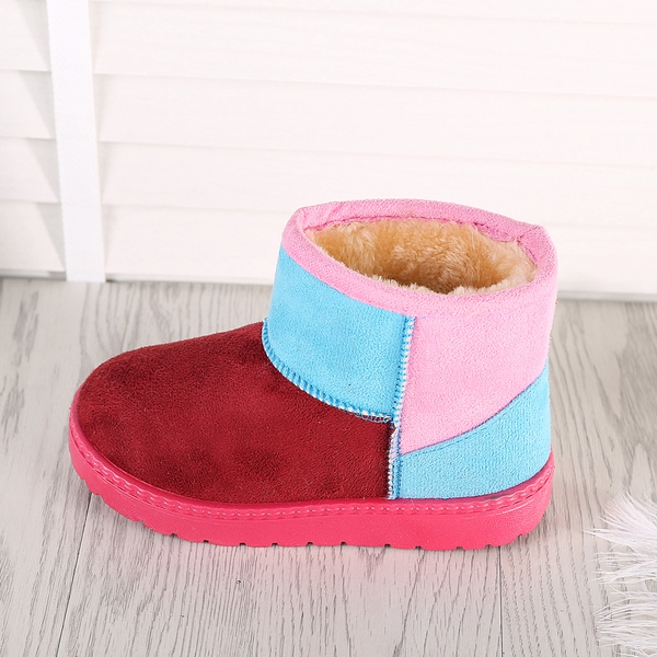 Παιδικά παπούτσια σε τρία διαφορετικά μοντέλα