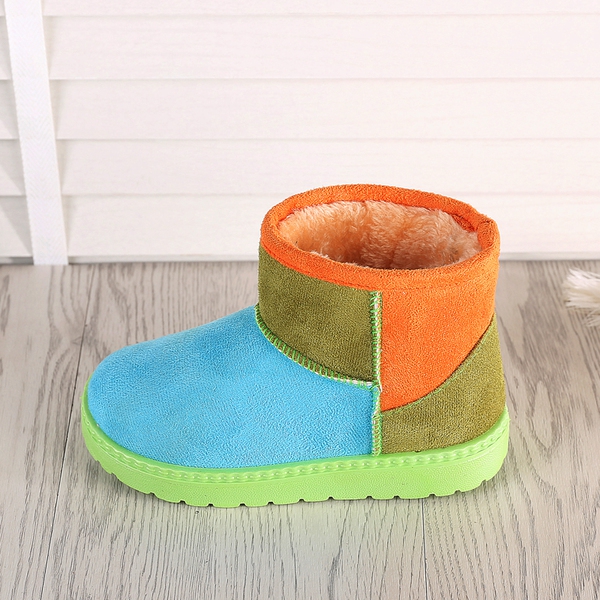 Παιδικά παπούτσια σε τρία διαφορετικά μοντέλα