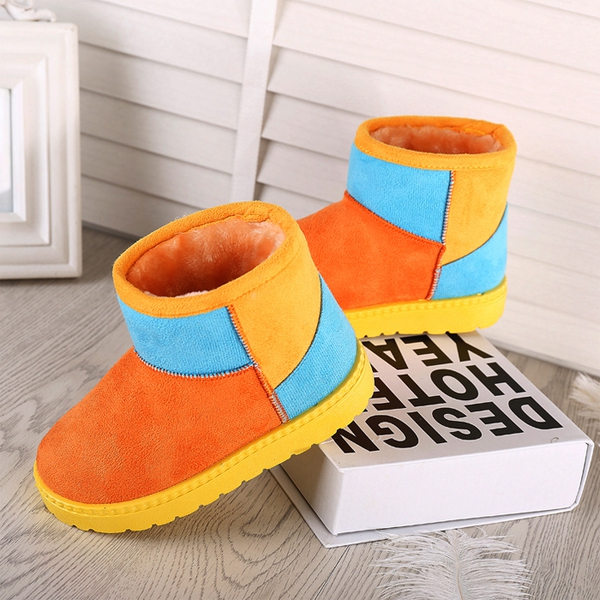 Παιδικά παπούτσια σε τρία διαφορετικά μοντέλα