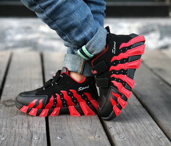 Παιδικά παούτσια για αγόρια - τρία κορυφαία μοντέλα σε κόκκινο, πράσινο και μπλε χρώμα