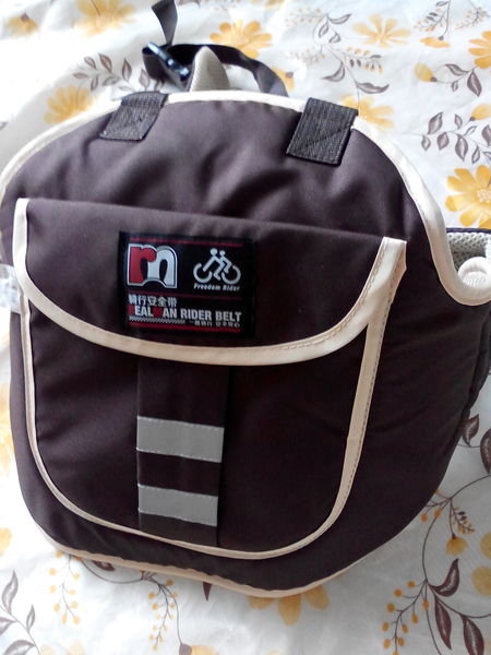 Детски практичен колан-предпазител, закрепващ малкото дете към възрастен човек