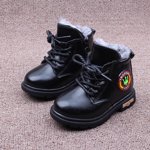 Различни модели детски зимни обувки - кафяви и черни