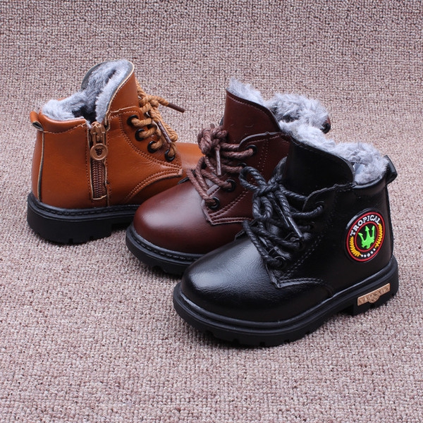 Различни модели детски зимни обувки - кафяви и черни