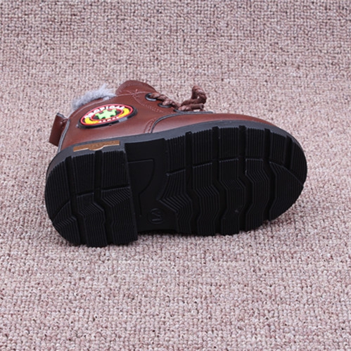 Различни модели детски зимни обувки - кафяви и черни