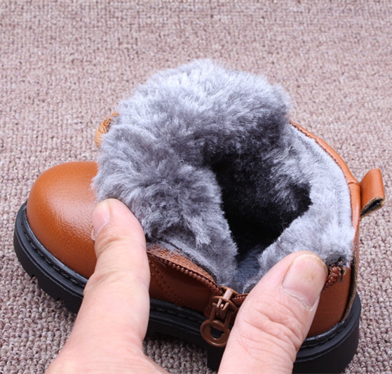 Различни модели детски зимни обувки - кафяви и черни