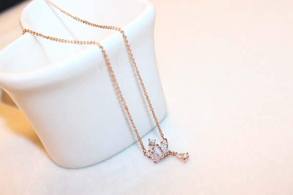 Дамска огърлица с циркониев кристал