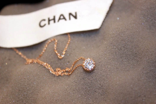 Дамска огърлица с циркониев кристал