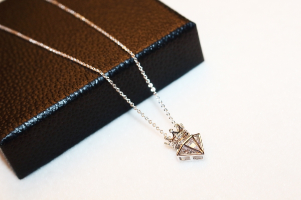 Дамска огърлица с циркониев кристал