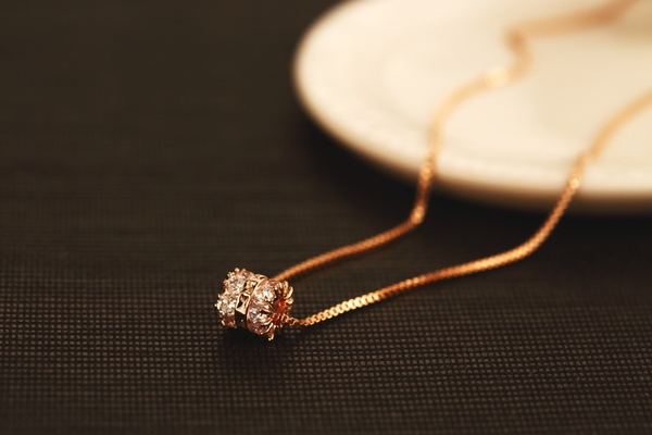 Дамска огърлица с циркониев кристал