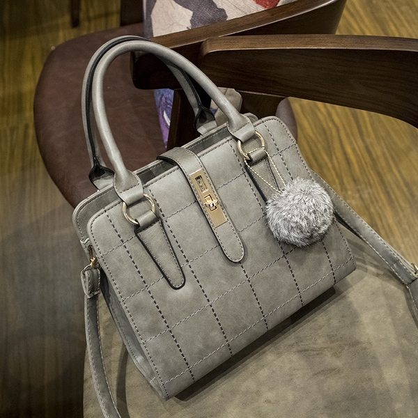 Дамски чанти с пухена топка