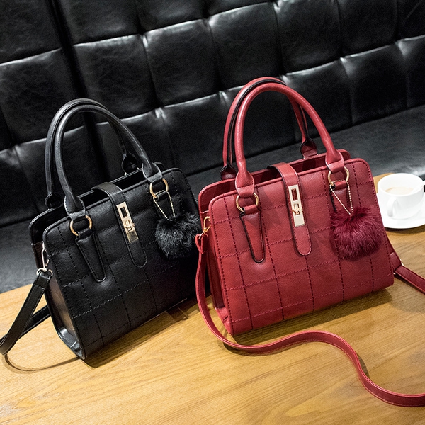 Дамски чанти с пухена топка