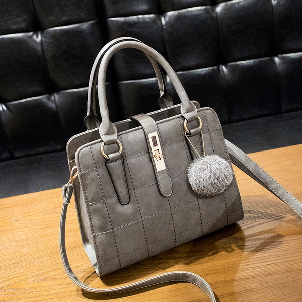 Дамски чанти с пухена топка