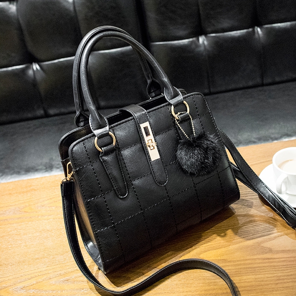 Дамски чанти с пухена топка