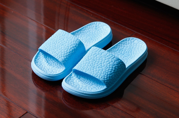 Различни модели дамски чехли подходящи за баня и плаж - сини, лилави, розови, жълти, черни