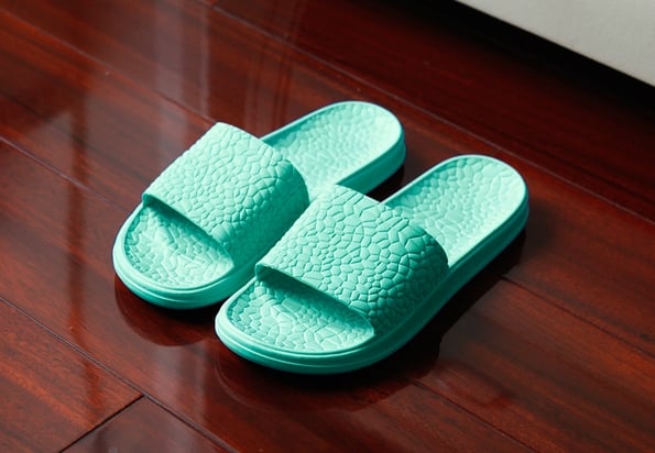 Различни модели дамски чехли подходящи за баня и плаж - сини, лилави, розови, жълти, черни