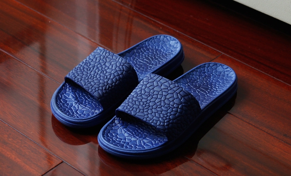 Различни модели дамски чехли подходящи за баня и плаж - сини, лилави, розови, жълти, черни