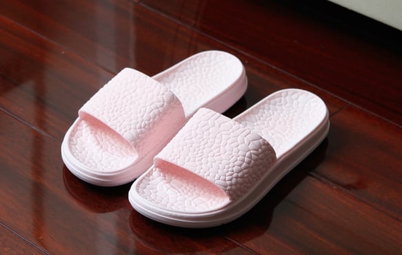 Различни модели дамски чехли подходящи за баня и плаж - сини, лилави, розови, жълти, черни