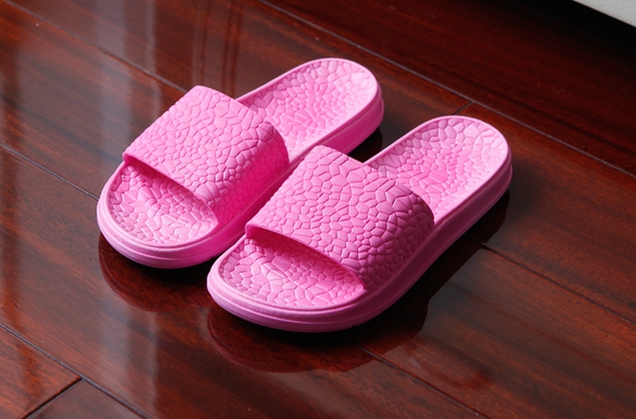 Различни модели дамски чехли подходящи за баня и плаж - сини, лилави, розови, жълти, черни