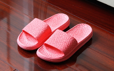 Различни модели дамски чехли подходящи за баня и плаж - сини, лилави, розови, жълти, черни