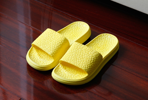 Различни модели дамски чехли подходящи за баня и плаж - сини, лилави, розови, жълти, черни