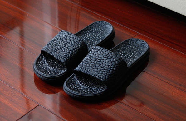 Различни модели дамски чехли подходящи за баня и плаж - сини, лилави, розови, жълти, черни