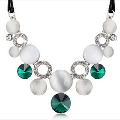 Дамски аксесоари - различни видове красиви бижута - подходящи за подарък