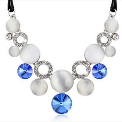 Дамски аксесоари - различни видове красиви бижута - подходящи за подарък