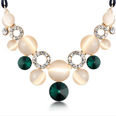 Дамски аксесоари - различни видове красиви бижута - подходящи за подарък