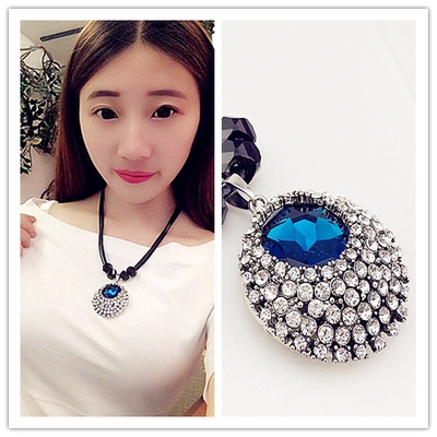 Дамски аксесоари - различни видове красиви бижута - подходящи за подарък