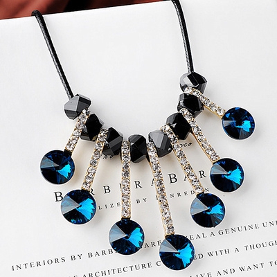 Дамски аксесоари - различни видове красиви бижута - подходящи за подарък