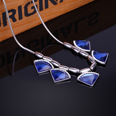 Дамски аксесоари - различни видове красиви бижута - подходящи за подарък