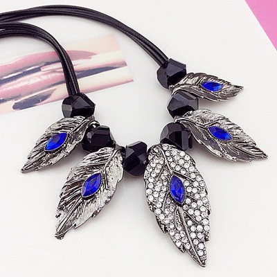 Дамски аксесоари - различни видове красиви бижута - подходящи за подарък