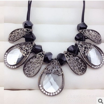 Дамски аксесоари - различни видове красиви бижута - подходящи за подарък