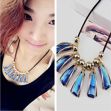 Дамски аксесоари - различни видове красиви бижута - подходящи за подарък