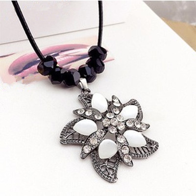 Дамски аксесоари - различни видове красиви бижута - подходящи за подарък