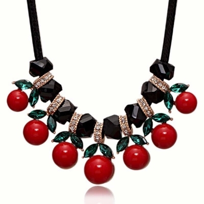 Дамски аксесоари - различни видове красиви бижута - подходящи за подарък