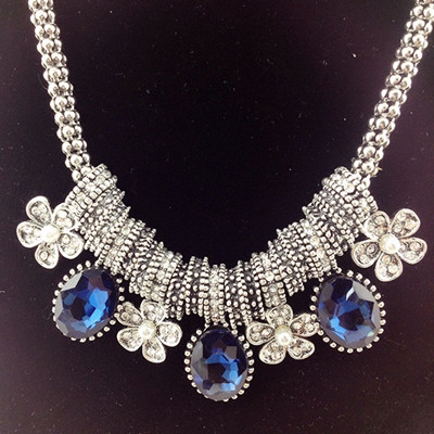 Дамски аксесоари - различни видове красиви бижута - подходящи за подарък