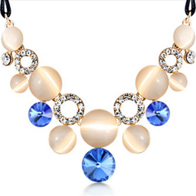 Дамски аксесоари - различни видове красиви бижута - подходящи за подарък